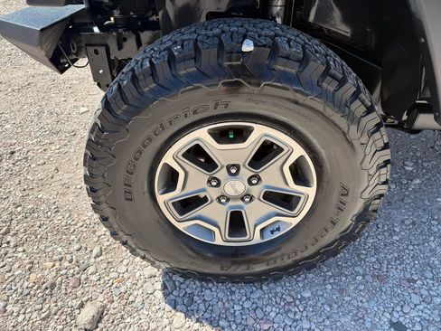 Used 2016 Jeep Wrangler Unlimited Rubicon w/ Connectivity Group AWD/4WD image 9