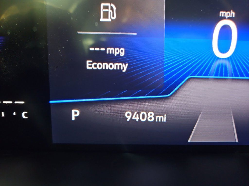 Used 2025 Volkswagen Taos SE w/ Panoramic Sunroof Package FWD image 19