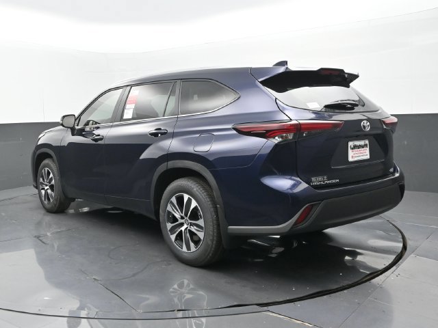 Used 2025 Toyota Highlander XLE FWD image 3