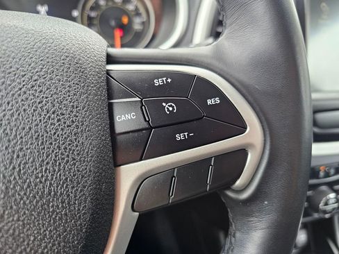 Used 2018 Jeep Cherokee Trailhawk AWD/4WD image 31
