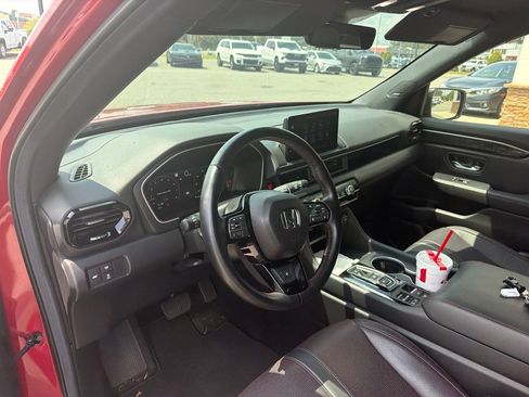Used 2025 Honda Pilot Black Edition image 4