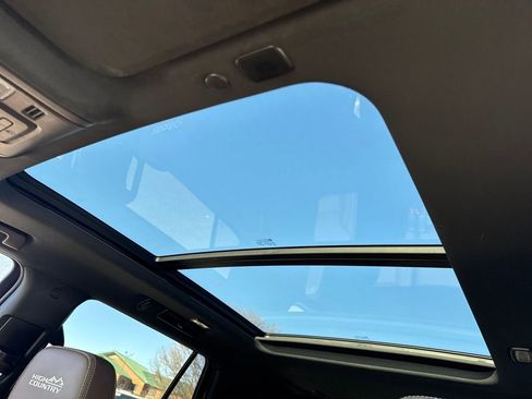 Used 2021 Chevrolet Tahoe High Country w/ Premium Package image 19