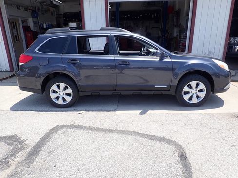 Used 2010 Subaru Outback 2.5i Premium image 25