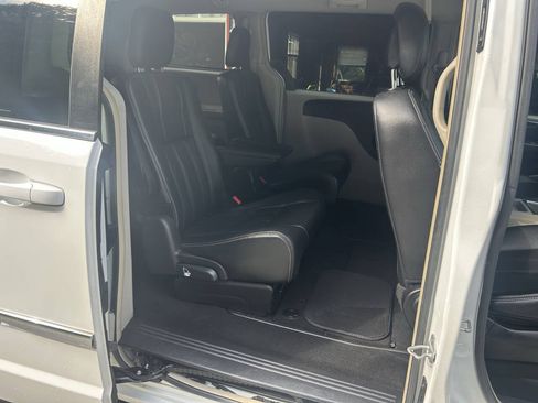 Used 2014 Chrysler Town & Country Touring FWD image 18