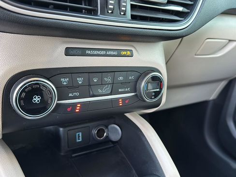 Used 2020 Ford Escape SE image 23