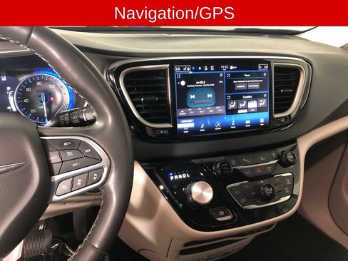 Used 2023 Chrysler Pacifica Touring-L FWD image 3