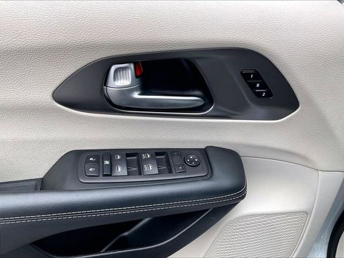 Used 2024 Chrysler Pacifica Touring-L image 36
