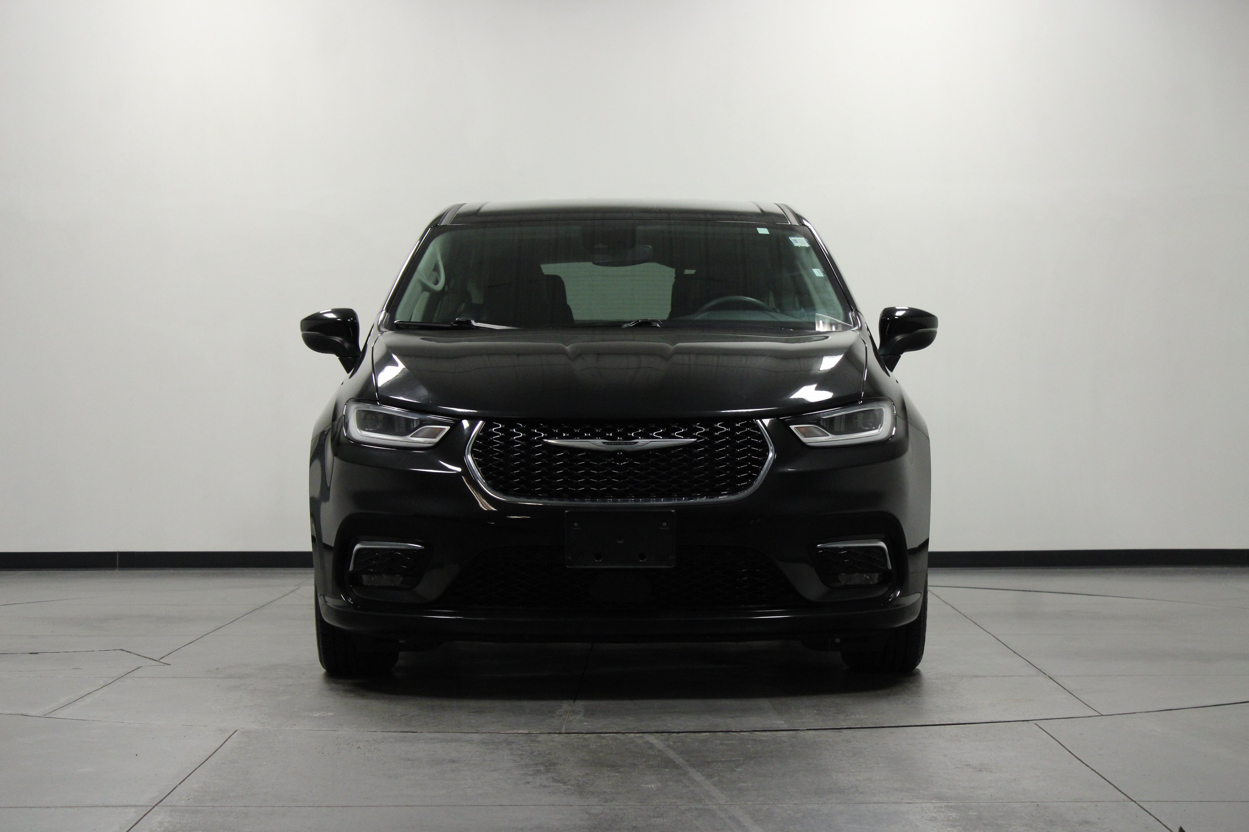Used 2023 Chrysler Pacifica Touring-L FWD image 9