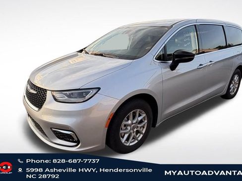 Used 2024 Chrysler Pacifica Touring-L FWD image 2