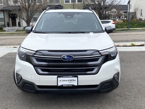 Used 2025 Subaru Forester Premium image 9
