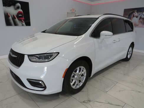 Used 2022 Chrysler Pacifica Touring-L FWD image 7
