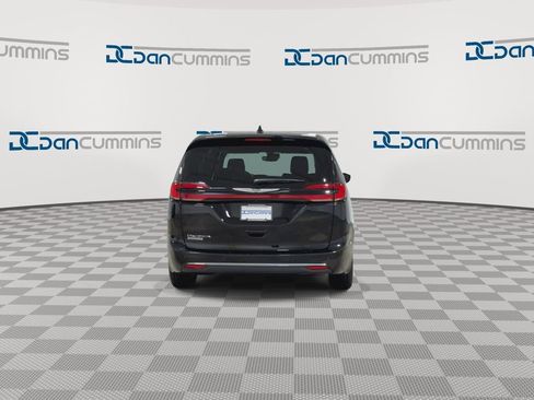 Used 2025 Chrysler Pacifica Select image 7