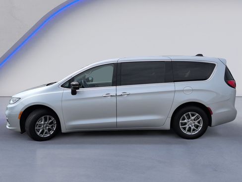 Used 2024 Chrysler Pacifica Touring-L FWD image 10