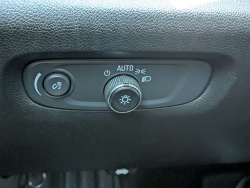 Used 2023 Chevrolet Traverse Premier FWD image 17