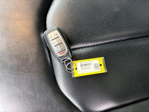 Used 2023 Chrysler Pacifica Touring-L FWD image 29