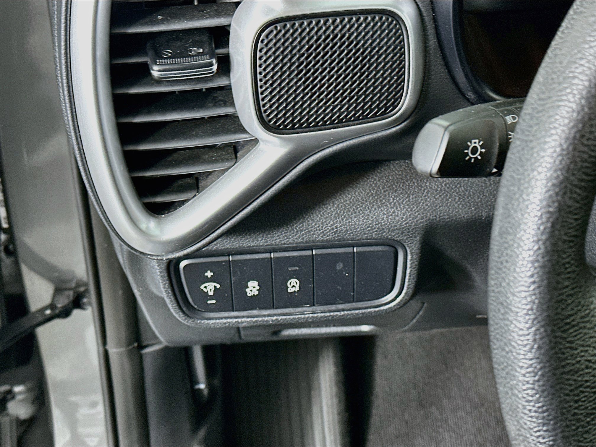 Used 2025 Kia Soul LX w/ LX Technology Package FWD image 17