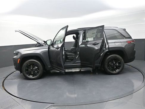 New 2025 Jeep Grand Cherokee Altitude image 28