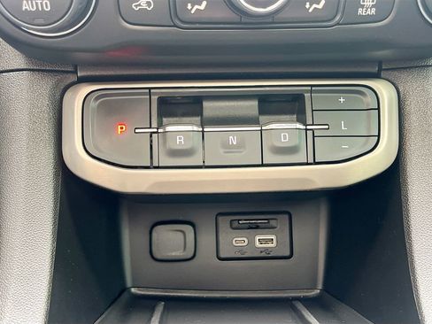 Used 2022 GMC Acadia Denali w/ Denali Technology Package AWD/4WD image 17