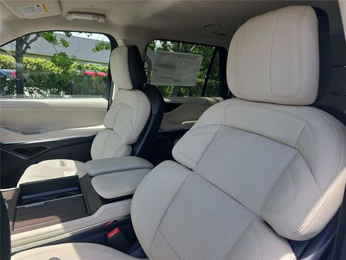 New 2027 Lincoln Navigator Premiere RWD image 16