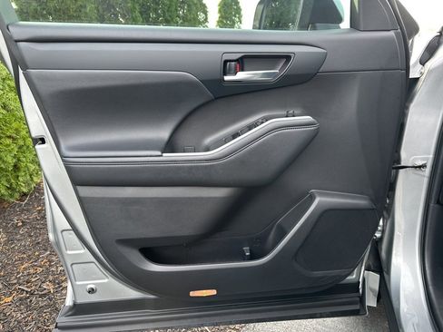 Certified 2023 Toyota Highlander XLE image 8