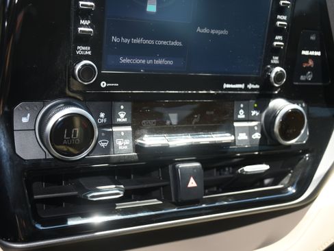 Used 2022 Toyota Highlander XLE FWD image 15