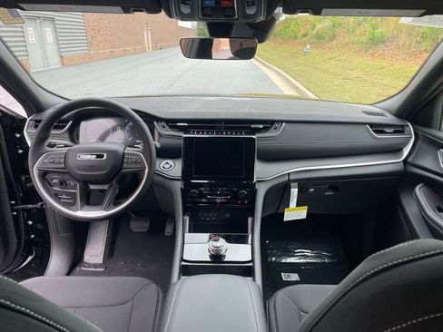 New 2025 Jeep Grand Cherokee Laredo X w/ Luxury Tech Group I image 21