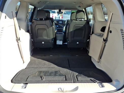 Used 2018 Chrysler Pacifica Touring-L Plus image 13