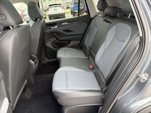 Used 2025 Volkswagen Tiguan SE w/ Panoramic Sunroof Package image 24