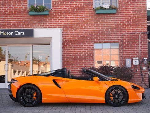 Used 2025 McLaren Artura Spider RWD image 3