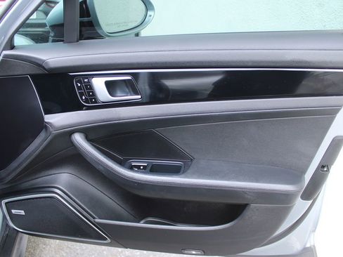 Used 2018 Porsche Panamera 4 image 27