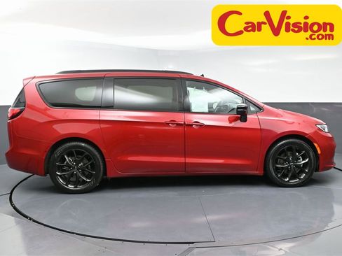 Used 2025 Chrysler Pacifica Limited image 47