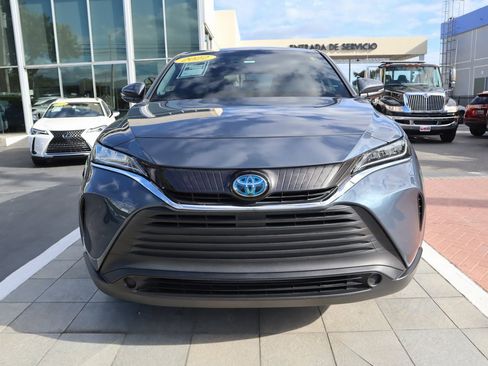 Used 2022 Toyota Venza LE image 2