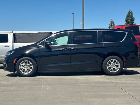 Used 2025 Chrysler Pacifica Select FWD image 6
