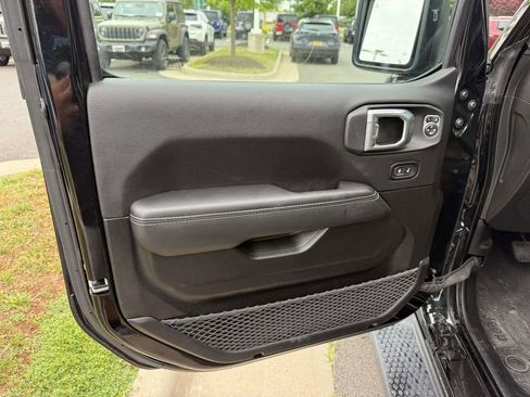 Used 2022 Jeep Wrangler Unlimited Rubicon w/ LED Lighting Group AWD/4WD image 32