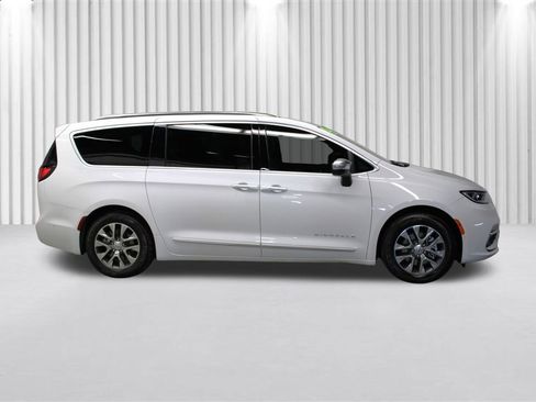 Used 2023 Chrysler Pacifica Pinnacle image 2