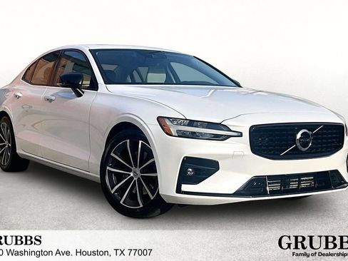 Used 2021 Volvo S60 T5 Momentum FWD image 1