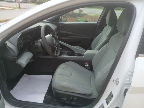 New 2025 Hyundai Elantra Limited image 12