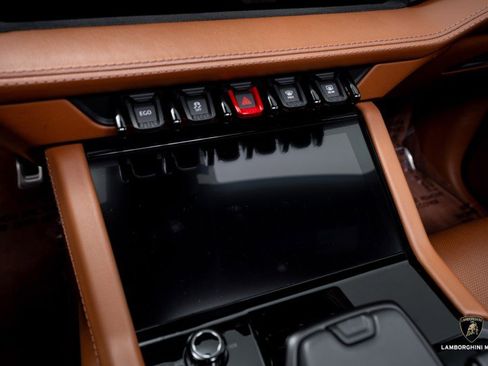 Used 2025 Lamborghini Urus SE image 26