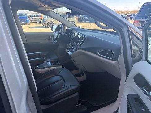 Used 2023 Chrysler Pacifica Touring-L FWD image 5