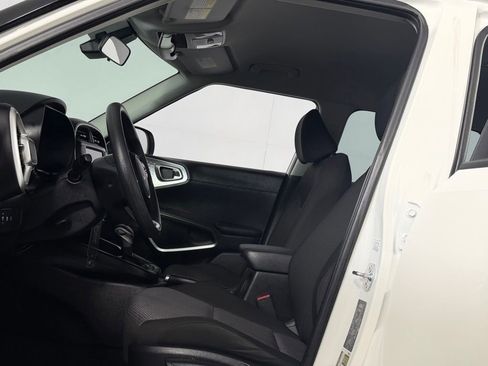 Used 2025 Kia Soul LX FWD image 23