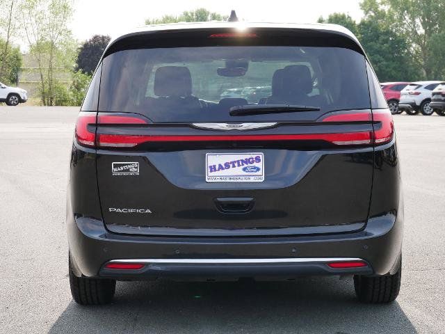 Used 2024 Chrysler Pacifica Touring-L FWD image 4