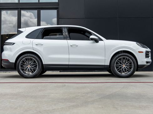Certified 2025 Porsche Cayenne image 12