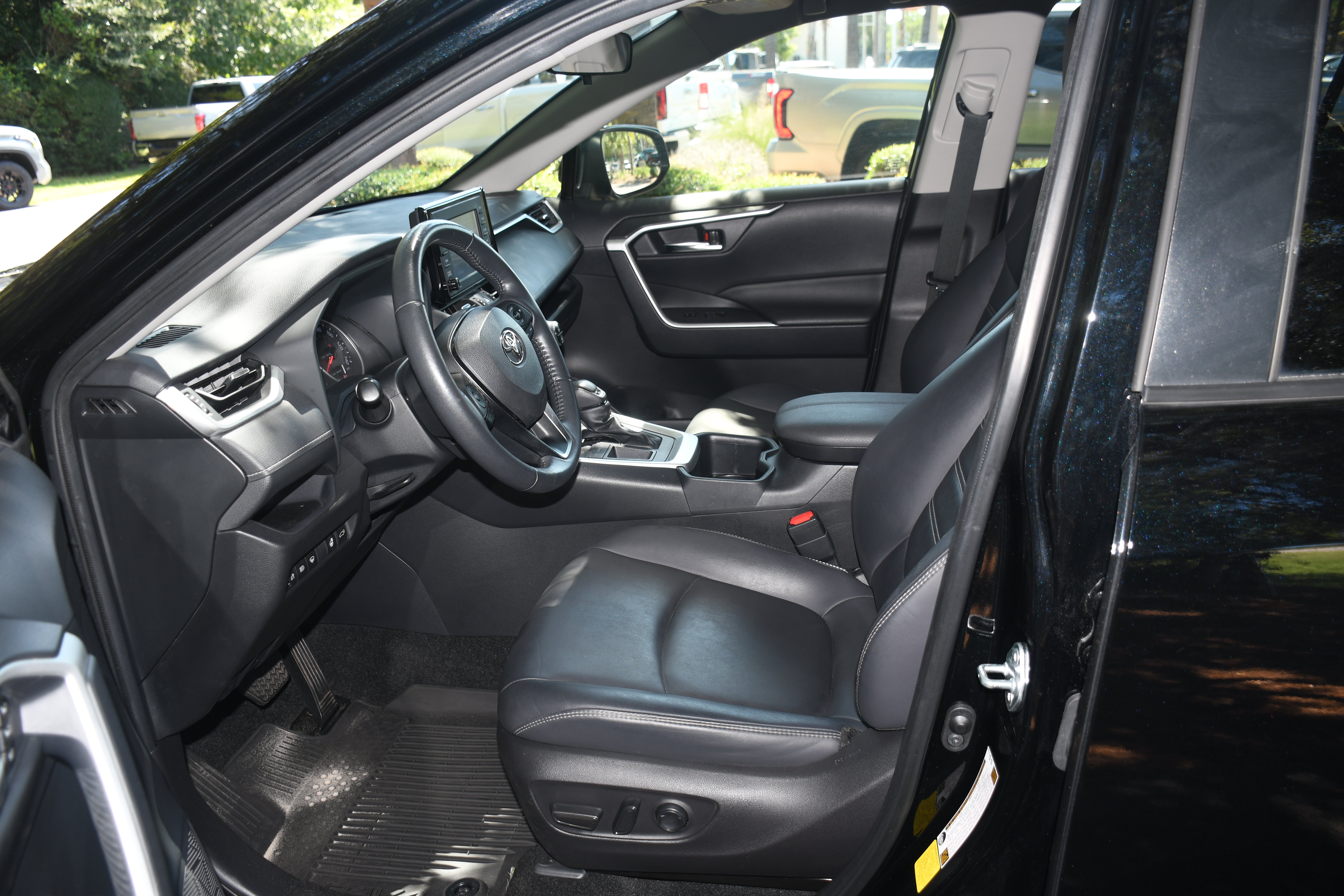 Used 2022 Toyota RAV4 XLE Premium FWD image 8