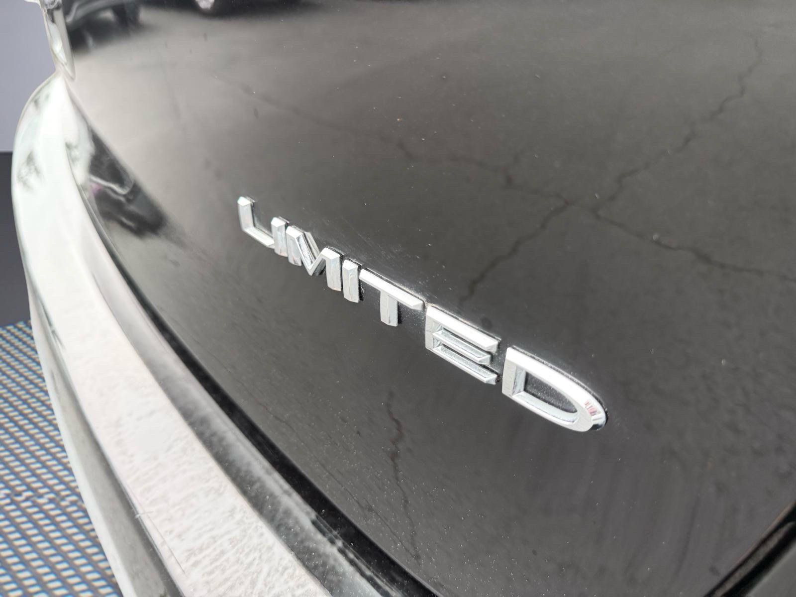 Used 2024 Chrysler Pacifica Limited FWD image 7