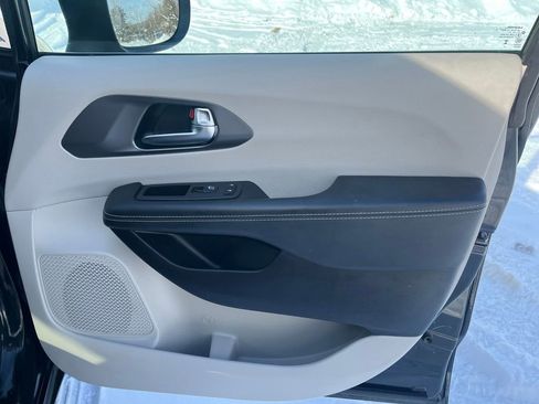 Used 2023 Chrysler Pacifica Touring-L image 28