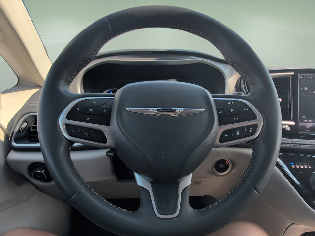 Used 2023 Chrysler Pacifica Touring-L FWD image 14