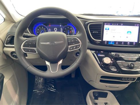 Used 2024 Chrysler Pacifica Touring-L image 21