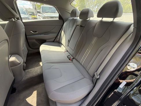 Used 2022 Hyundai Elantra SEL w/ Convenience + Premium Package FWD image 12