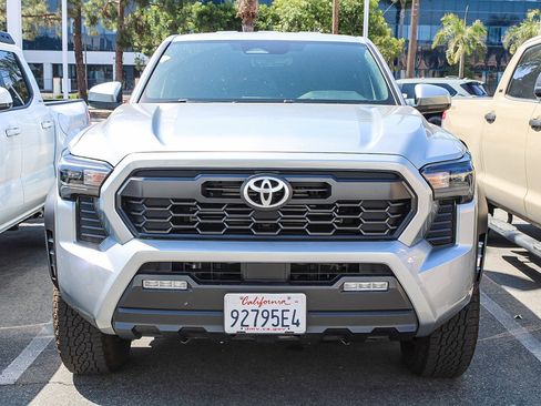 Used 2025 Toyota Tacoma TRD Off-Road AWD/4WD image 2