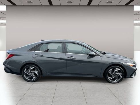 Used 2025 Hyundai Elantra SEL FWD image 2